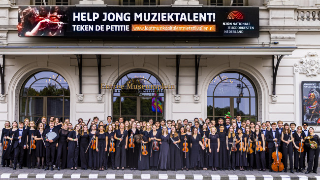 JON Concertgebouw Banner 01082024 Laatmuzikaaltalentnietstilvallen Laat muzikaal talent niet stilvallen petitie JON voor CGB @Rob van Dam Foto